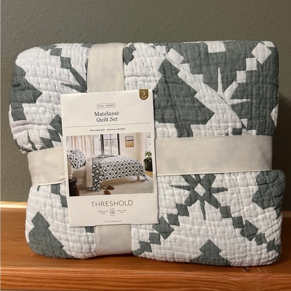 NWT Threshold Tree Pattern Matelasse Full Queen quilt set- Green and White - Picture 7 of 10